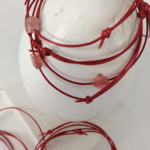 Pulsera de cuero rojo con trébol de cuarzo rosa. Amuleto de suerte y amor