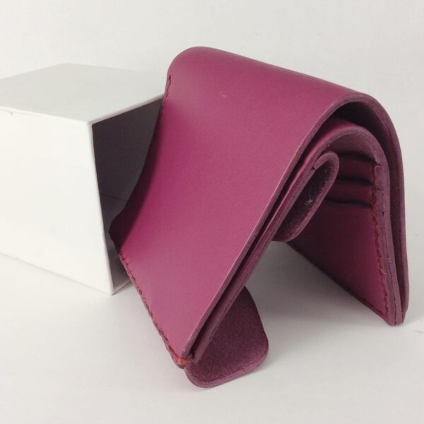 carteras de cuero artesanal, hecha a mano con cuero curtido vegetal en distintos colores con detalles plateados que hace que sean piezas de cuero exclusivas.