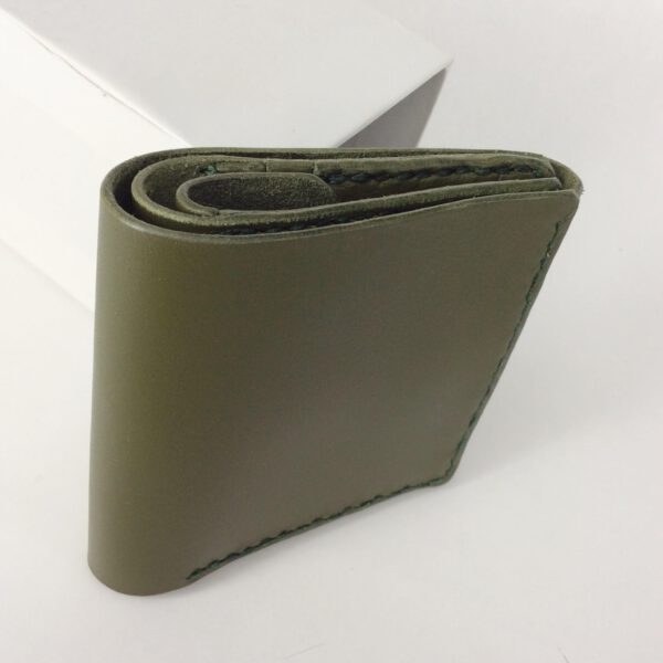 carteras de cuero artesanal, hecha a mano con cuero curtido vegetal en distintos colores con detalles plateados que hace que sean piezas de cuero exclusivas.