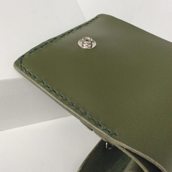 carteras de cuero artesanal, hecha a mano con cuero curtido vegetal en distintos colores con detalles plateados que hace que sean piezas de cuero exclusivas.