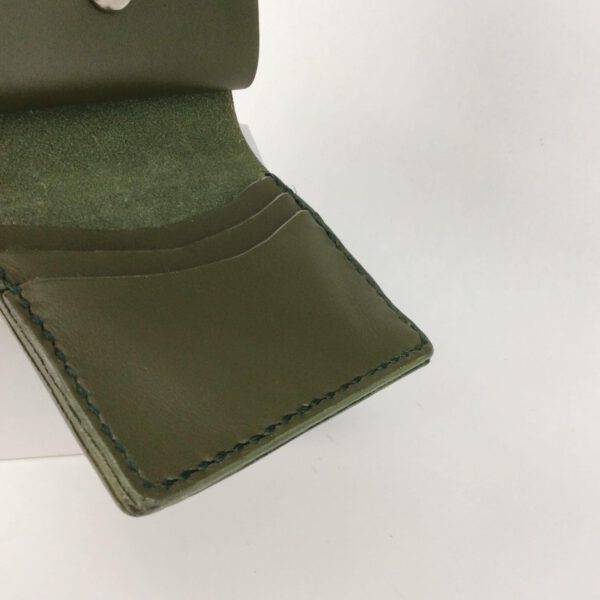 carteras de cuero artesanal, hecha a mano con cuero curtido vegetal en distintos colores con detalles plateados que hace que sean piezas de cuero exclusivas.