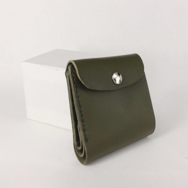 carteras de cuero artesanal, hecha a mano con cuero curtido vegetal en distintos colores con detalles plateados que hace que sean piezas de cuero exclusivas.
