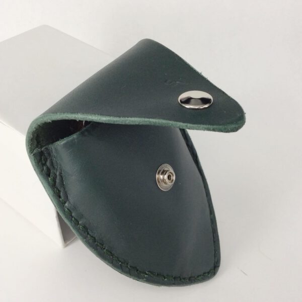 Monedero con tradición artesanal, producto de cuero sostenible con curtido vegetal  de varios colores  y con este diseño peculiar y artesanal en piel.