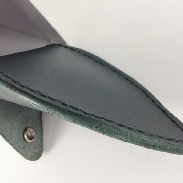 Monedero con tradición artesanal, producto de cuero sostenible con curtido vegetal  de varios colores  y con este diseño peculiar y artesanal en piel.