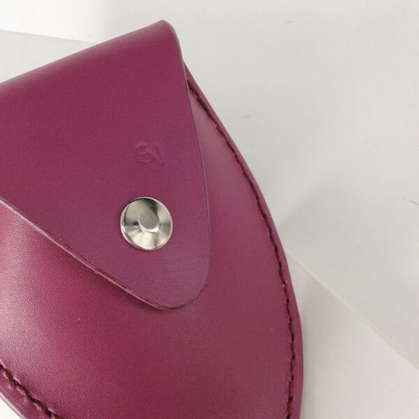 Monedero con tradición artesanal, producto de cuero sostenible con curtido vegetal  de varios colores  y con este diseño peculiar y artesanal en piel.
