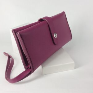 Cartera alargada de cuero. Funcionalidad y belleza en una sola pieza.