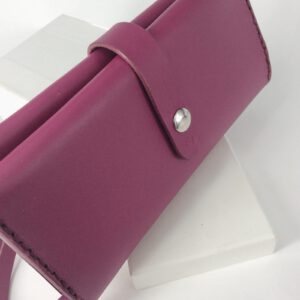 Cartera alargada de cuero. Funcionalidad y belleza en una sola pieza.
