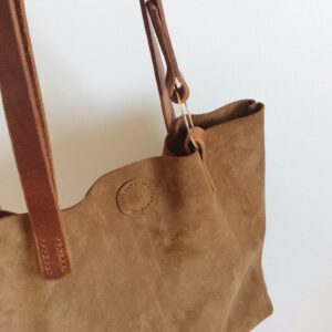 Bolso de serraje afelpado. Diseño artesanal exclusivo