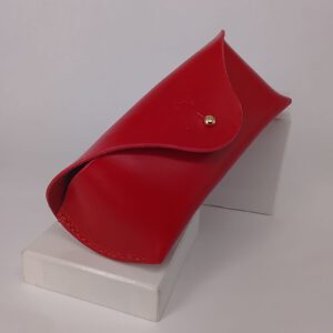 Estuche para gafas artesanal rojo. Hecho a mano en piel